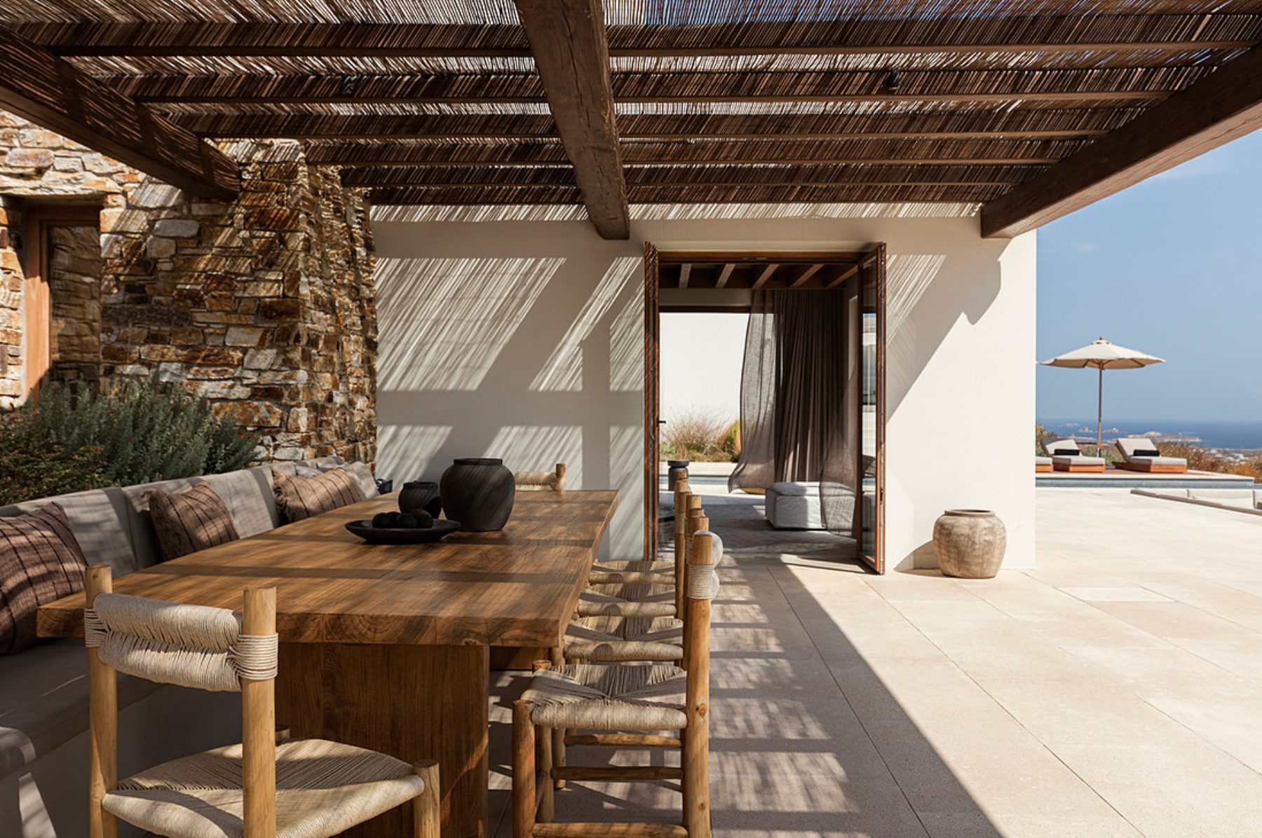 Outdoor dining under pergola