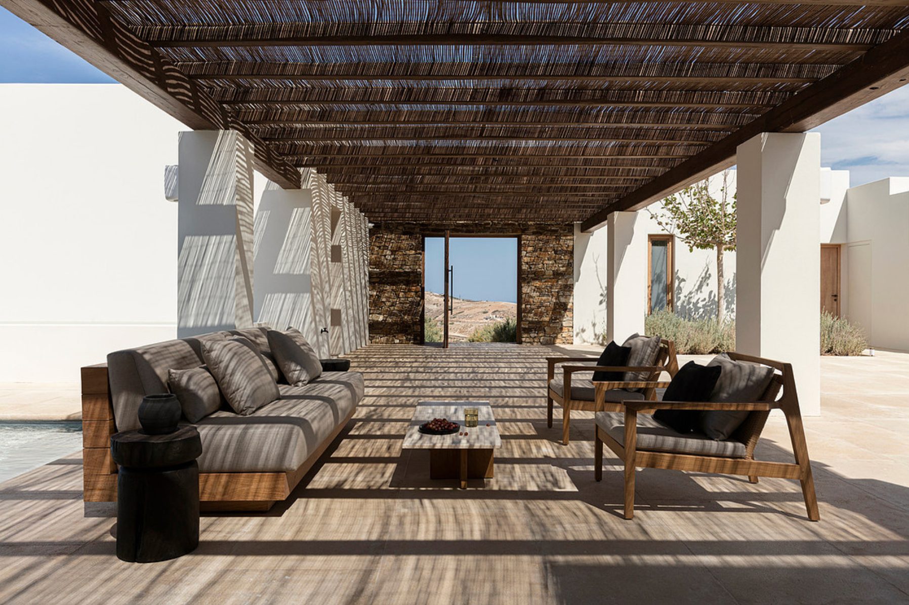 Outdoor pergola lounge